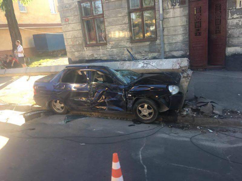 Во Львове на автомобиль упал столб: пострадавшая в тяжелом состоянии (фото)
