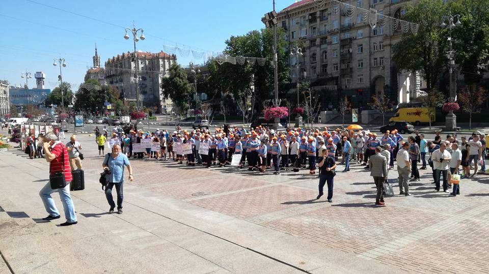 Под здание КМДА вышли с протестом работники Киевпарктранссервис (фото)