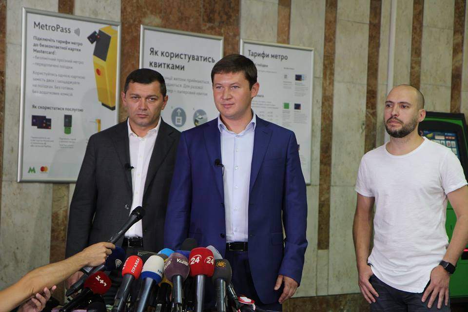 Фотоитоги 2 августа: День десантника, жара, QR-код вместо жетона в метро Киева (фото)