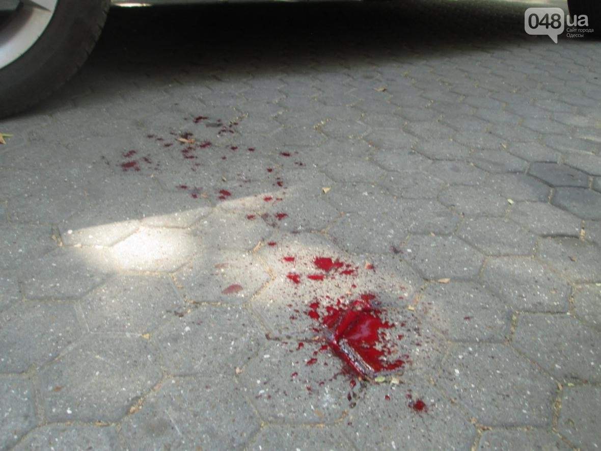 В Одессе среди бела дня избили мужчину из-за телефона (фото)