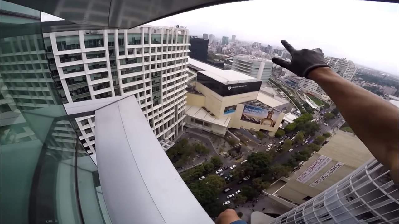 В столице Мексики парень покорил небоскреб без страховки и сторонней помощи (видео)