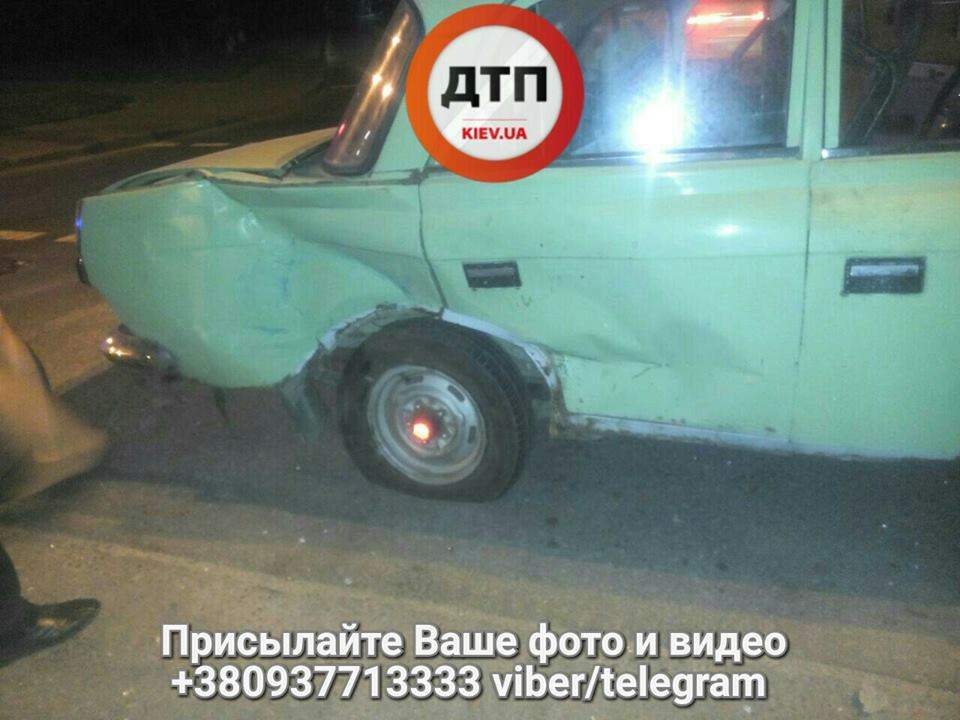В Киеве произошло ночное ДТП: пострадала девушка-водитель (фото)