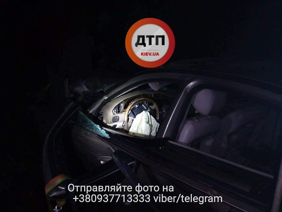В Киеве в аварии получили травмы шесть пассажиров автомобиля (фото)
