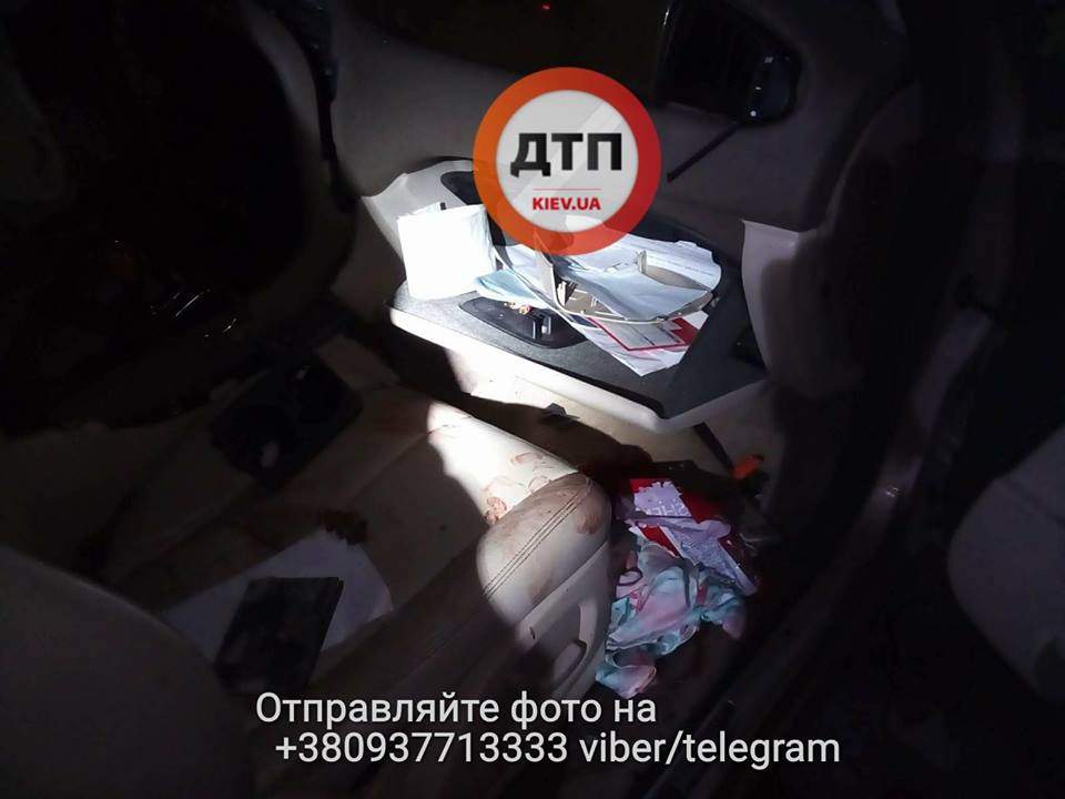 В Киеве в аварии получили травмы шесть пассажиров автомобиля (фото)