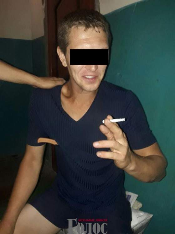 "Не зная боли": Запорожец с торчащим ножом в груди улыбался и курил (Фото)