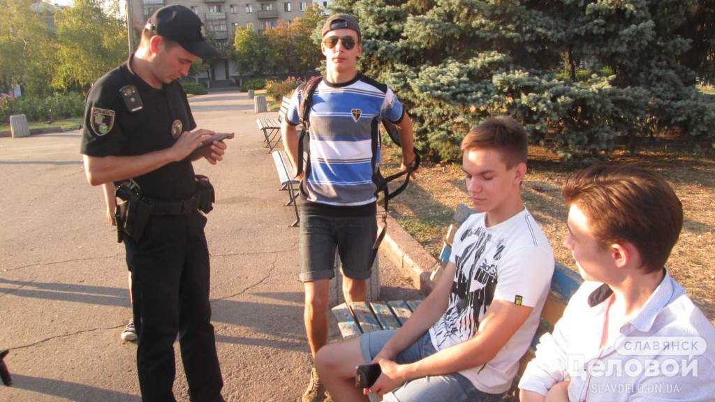 В Донецкой области парни публично продемонстрировали неуважение к национальному гимну (видео)