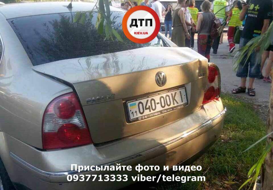 В Киеве автомобиль с четырьмя взрослыми и грудным ребенком попал в аварию (фото)