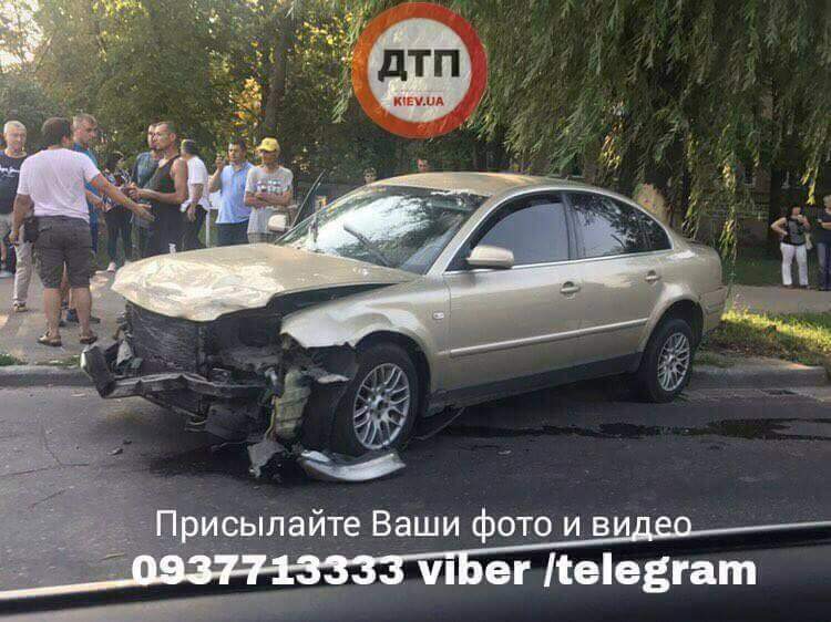 В Киеве автомобиль с четырьмя взрослыми и грудным ребенком попал в аварию (фото)