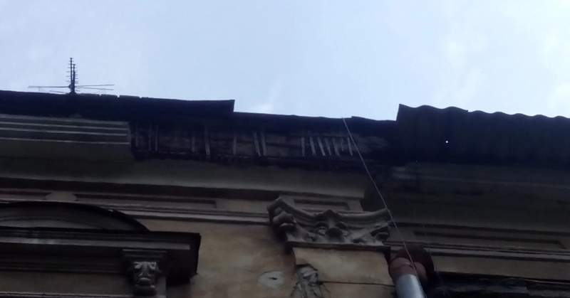В Одессе произошло обрушение части фасада дома (Фото)