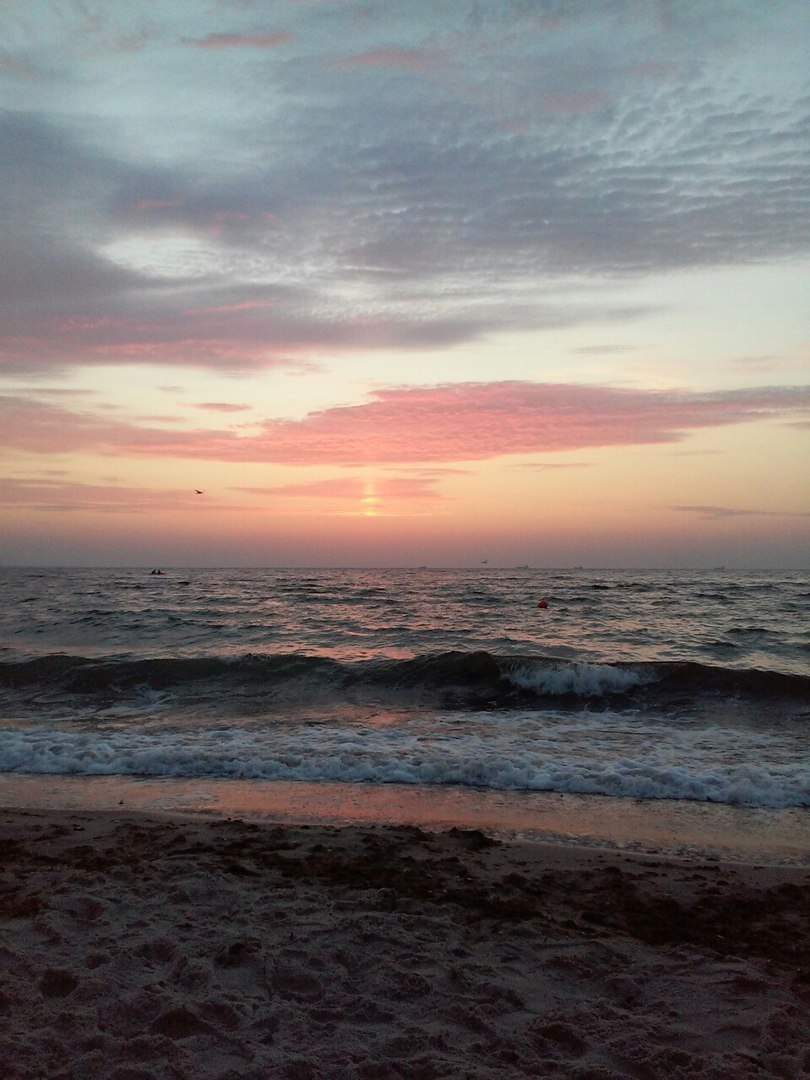 Сказочный заход солнца на фоне одесского моря (Фото)
