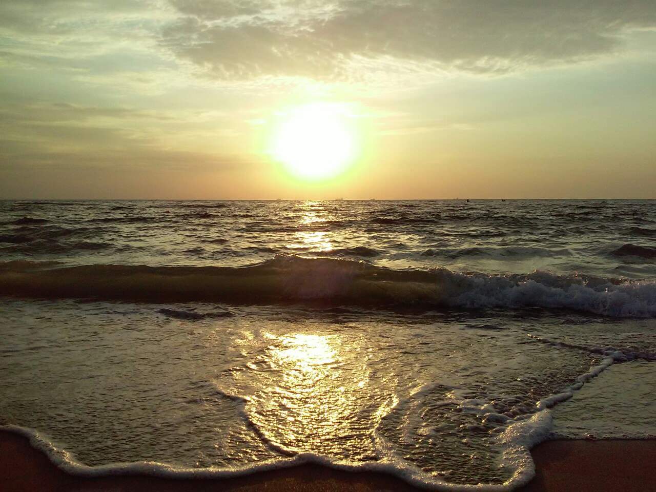 Сказочный заход солнца на фоне одесского моря (Фото)