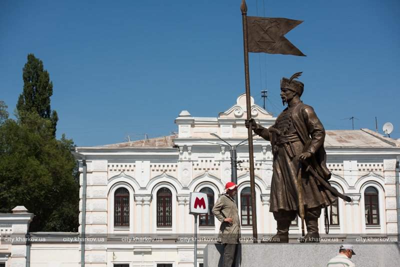 «Атаман – не Грициан»: в Харькове устанавливают памятник Сирко (фото)