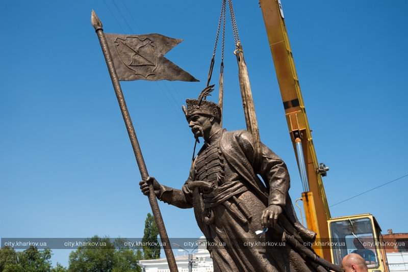 «Атаман – не Грициан»: в Харькове устанавливают памятник Сирко (фото)