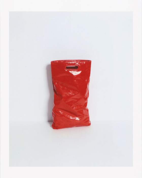 Известный модный дом представил сумку похожую на мусорный пакет