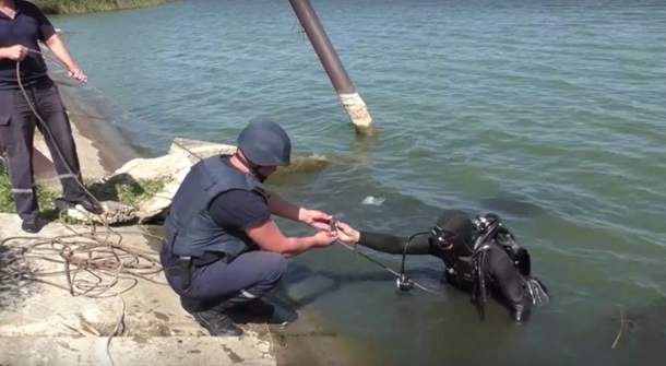 В водах Луганской области обнаружили 13 ящиков боеприпасов (видео)