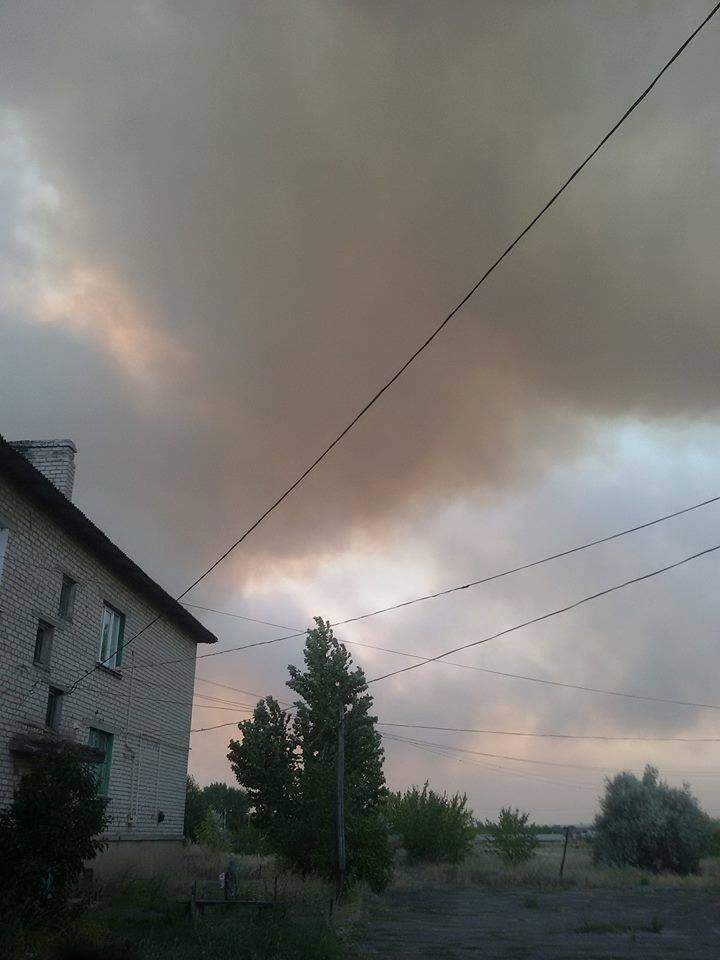 Масштабные пожары бушуют в Станице Луганской: специалисты второй день не могут справиться с огнём (фото)