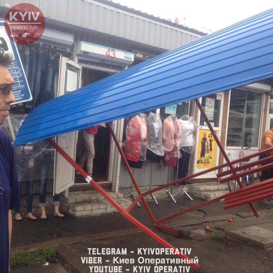 В Киеве автобус снес остановку: Людей разбросало по дороге, а виновник ДТП убежал (Фото)