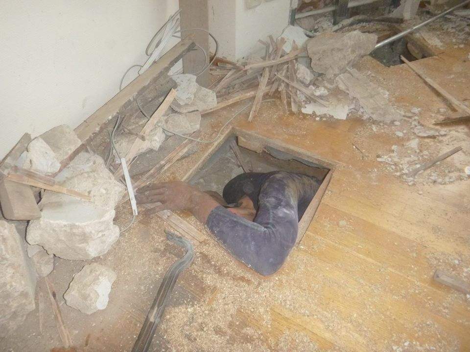 В киевском офисе 5 часов ломали пол из-за котенка (фото)