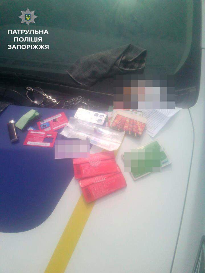 В Запорожье наркоман пытался разбить себе голову о полицейское авто (Фото)