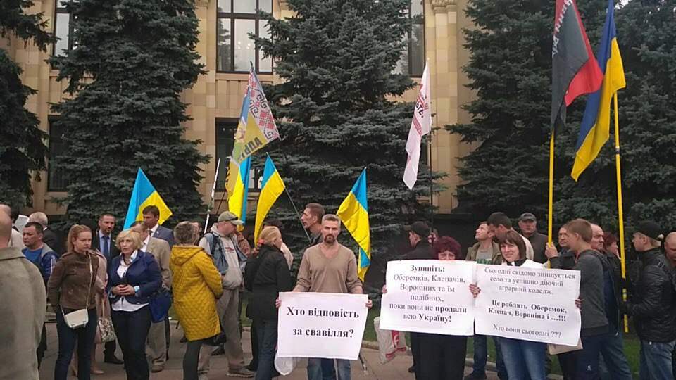 В Харькове проходит акция в поддержку избитого депутата (Фото)