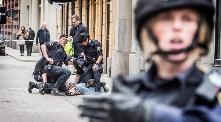 В центре Стокгольма мужчина напал с ножом на полицейских