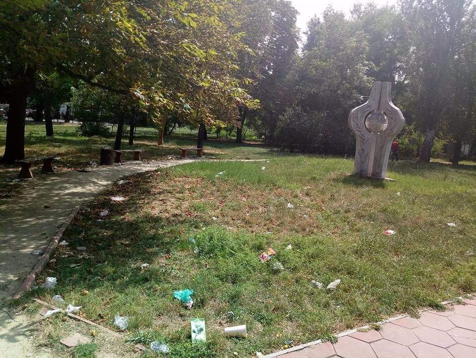 Одесский сквер «Ботанический треугольник» утопает в мусоре (Фото)