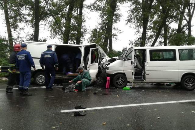 На Харьковщине пассажиры микроавтобусов оказались заблокированы в результате смертельной аварии (Фото) 