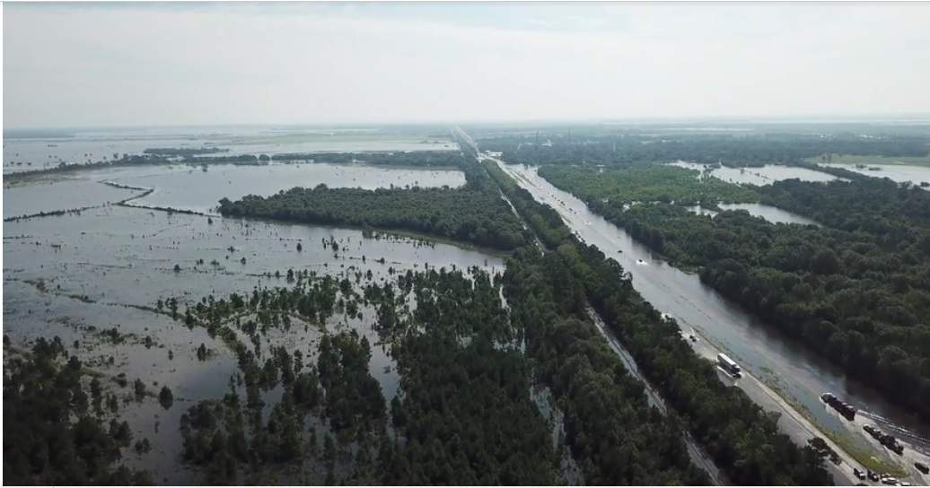 Последствия урагана "Хьюстон": соединяющее шоссе двух городов в Техасе ушло под воду (фото)