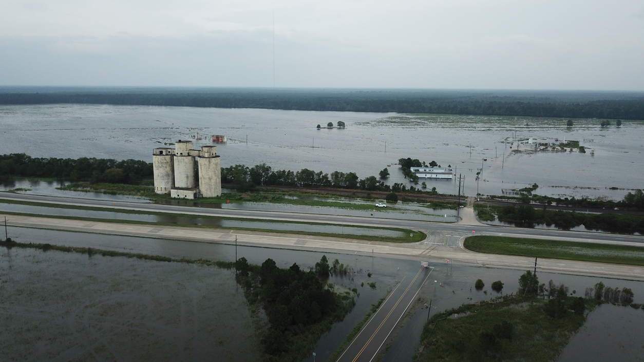 Последствия урагана "Хьюстон": соединяющее шоссе двух городов в Техасе ушло под воду (фото)