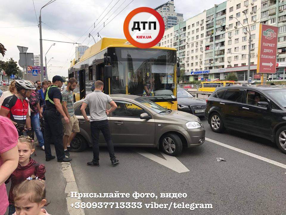 В Киеве произошло столкновение легковушки с троллейбусом (Фото)