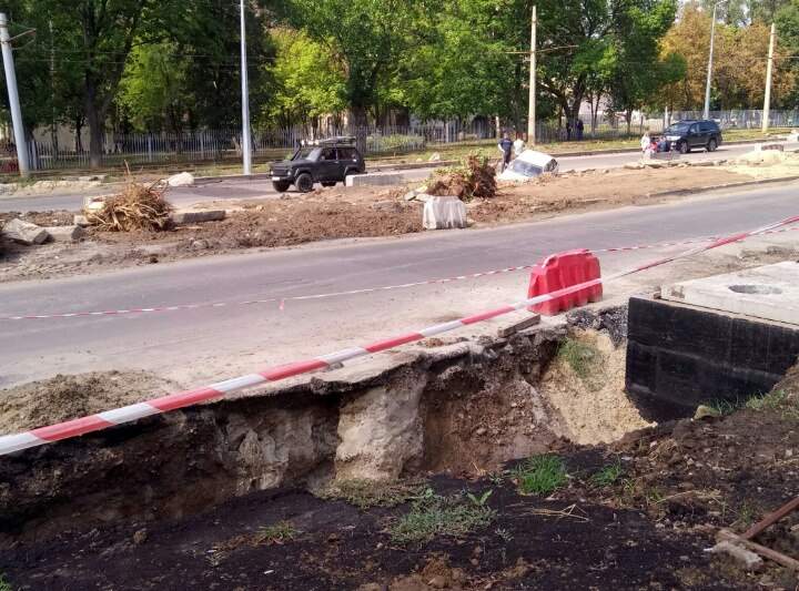 В Харькове автомобиль провалился под асфальт (Фото)