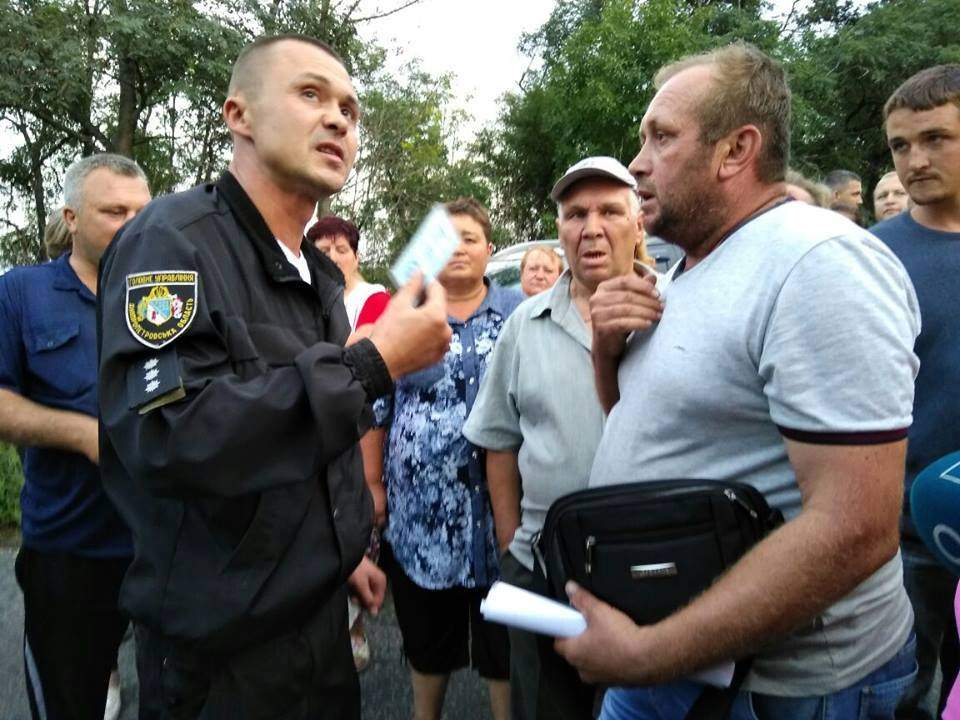 На Днепропетровщине фермеры  «воюют» с рейдерами: в село «нагрянул» спецназ полиции и экс-бойцы «Донбасса» (фото)