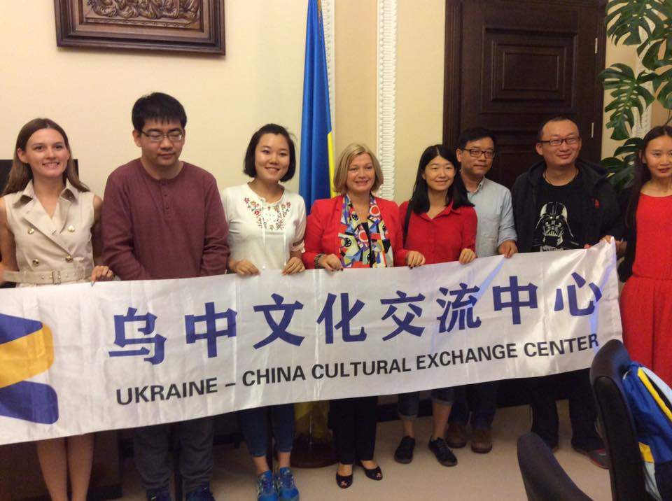 Геращенко ознакомила китайских журналистов с политическими реалиями Украины (фото)