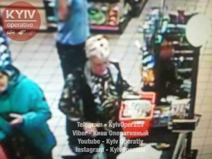 «Ювелирно сработала»: в Киеве карманница украла дорогой браслет прямо в супермаркете (фото)