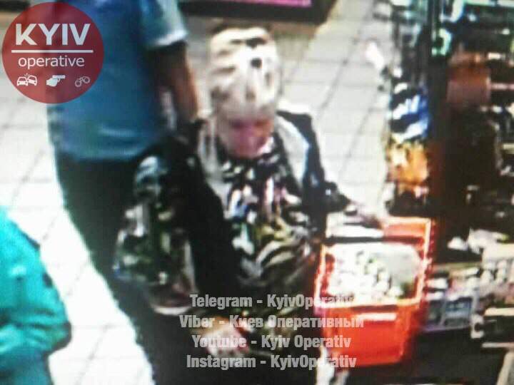 «Ювелирно сработала»: в Киеве карманница украла дорогой браслет прямо в супермаркете (фото)