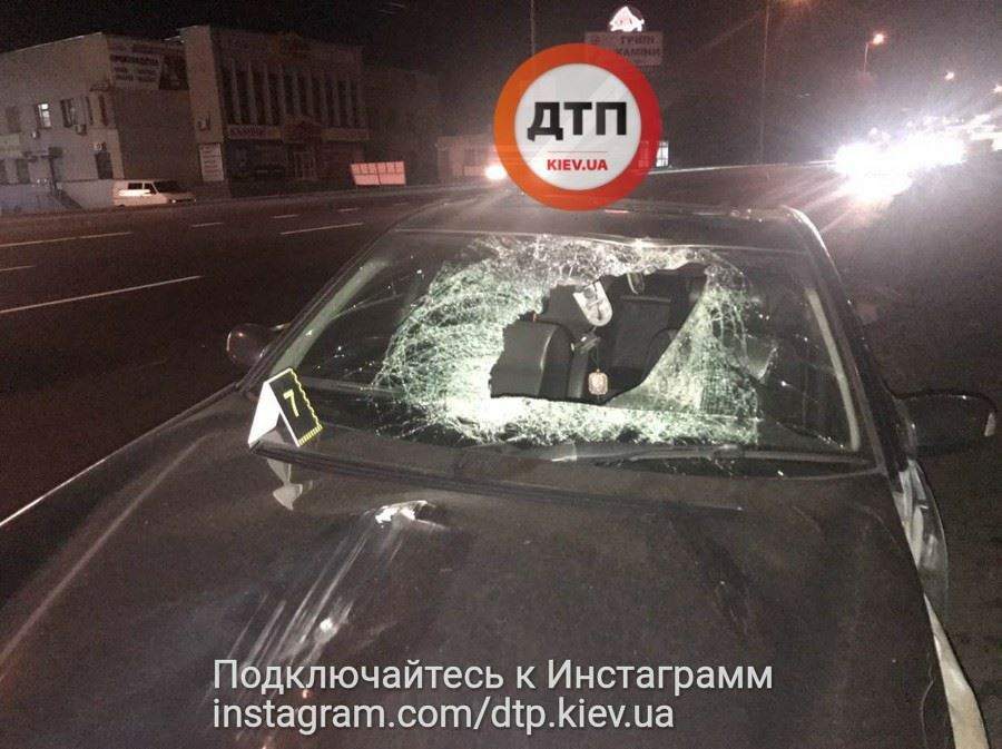 В Киеве около гиперрмаркета пешеход прыгнул под колёса «Мерседеса» (фото)