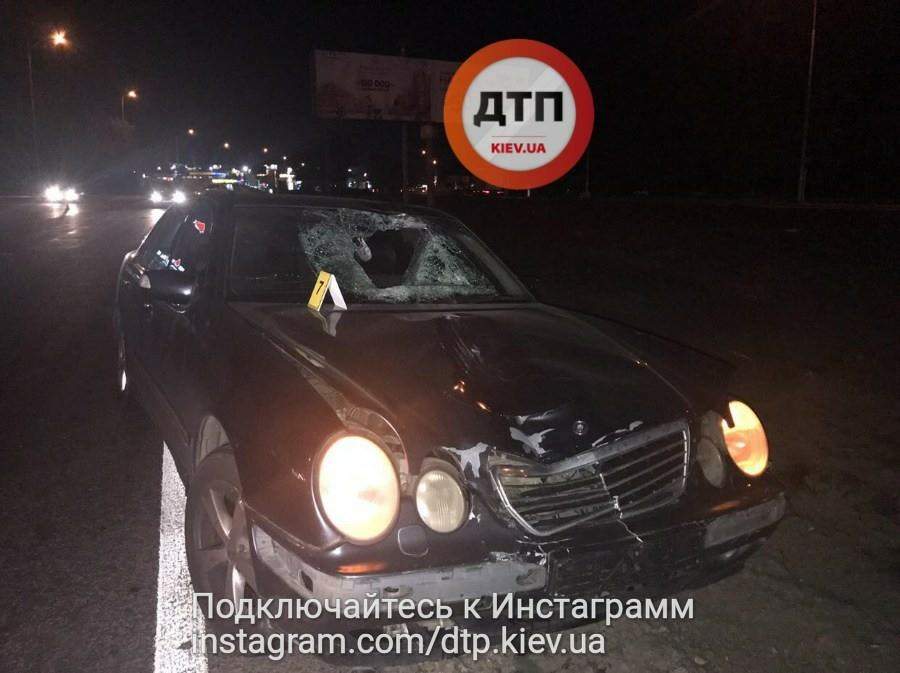 В Киеве около гиперрмаркета пешеход прыгнул под колёса «Мерседеса» (фото)