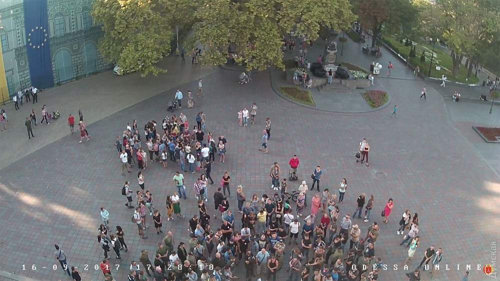 Штурм одесской мэрии: Сотни людей пытаются выбить двери здания (Фото)
