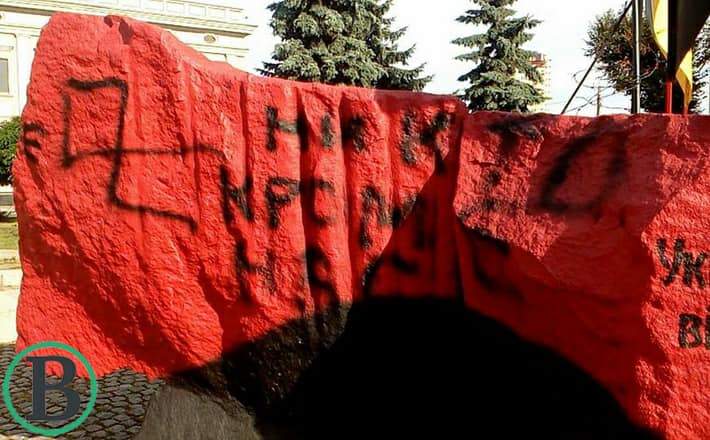 Акт вандализма в Черкассах: Неизвестные осквернили памятник Бандере и Шухевичу (Фото)