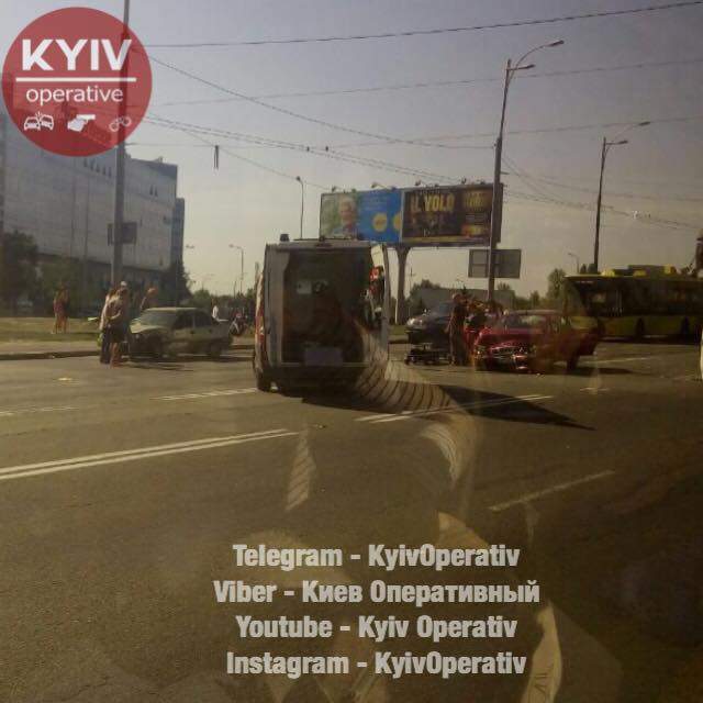 В Киеве два автомобиля «Дэу» не поделили дорогу:  авто отбросило на обочину ( видео)