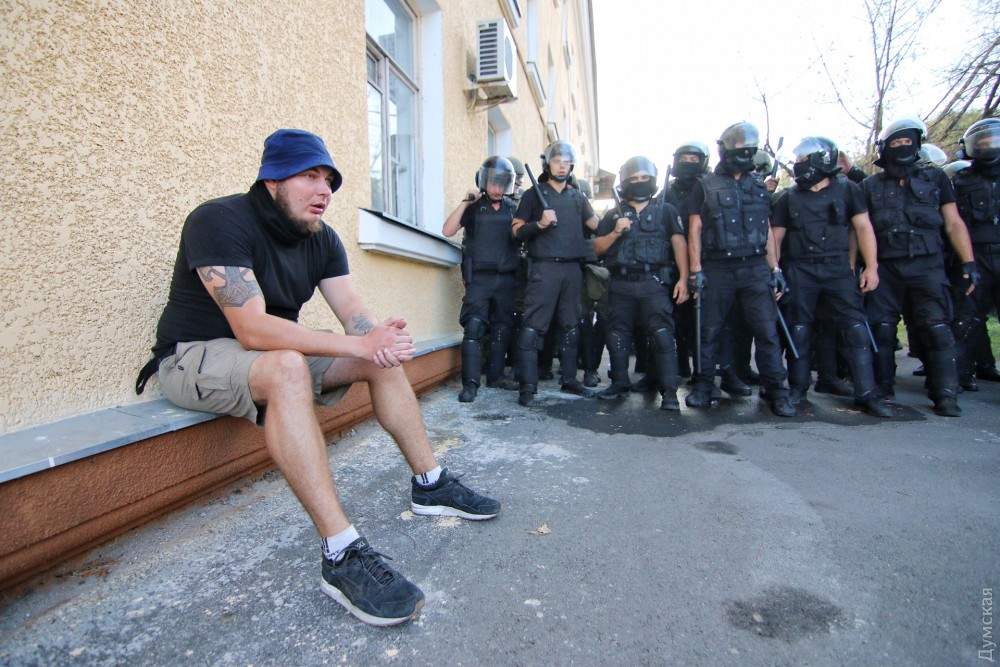 Штурм здания суда в Черноморске: Полиция вынуждена применять слезоточивый газ (Фото)