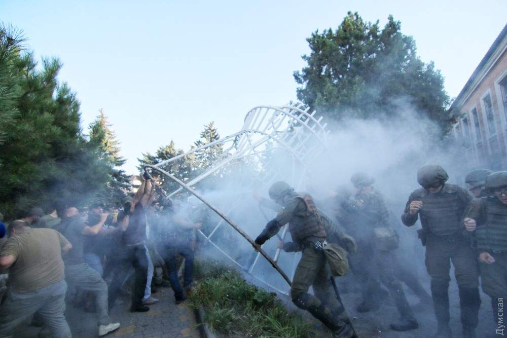 Штурм здания суда в Черноморске: Полиция вынуждена применять слезоточивый газ (Фото)