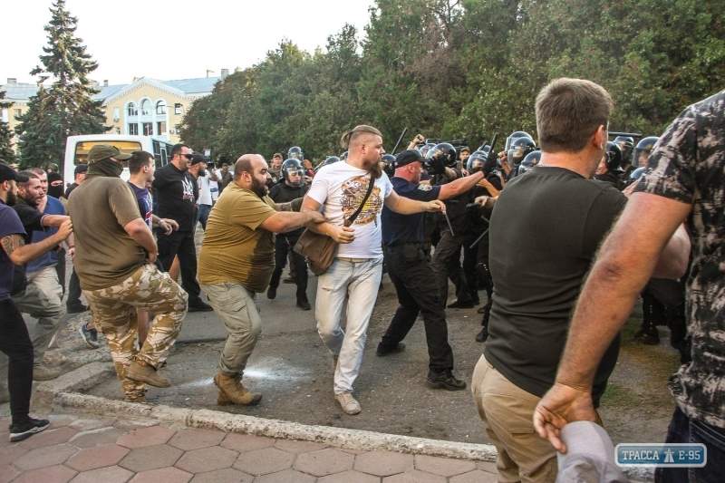 Столкновения у суда в Одессе не обошлись без пострадавших. В полиции возбудили уголовное дело (Фото)