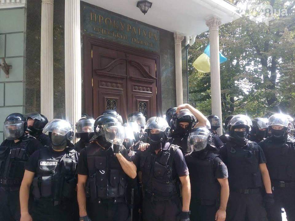 Радикалы с Думской площади в Одессе прорвались в прокуратуру (фото)