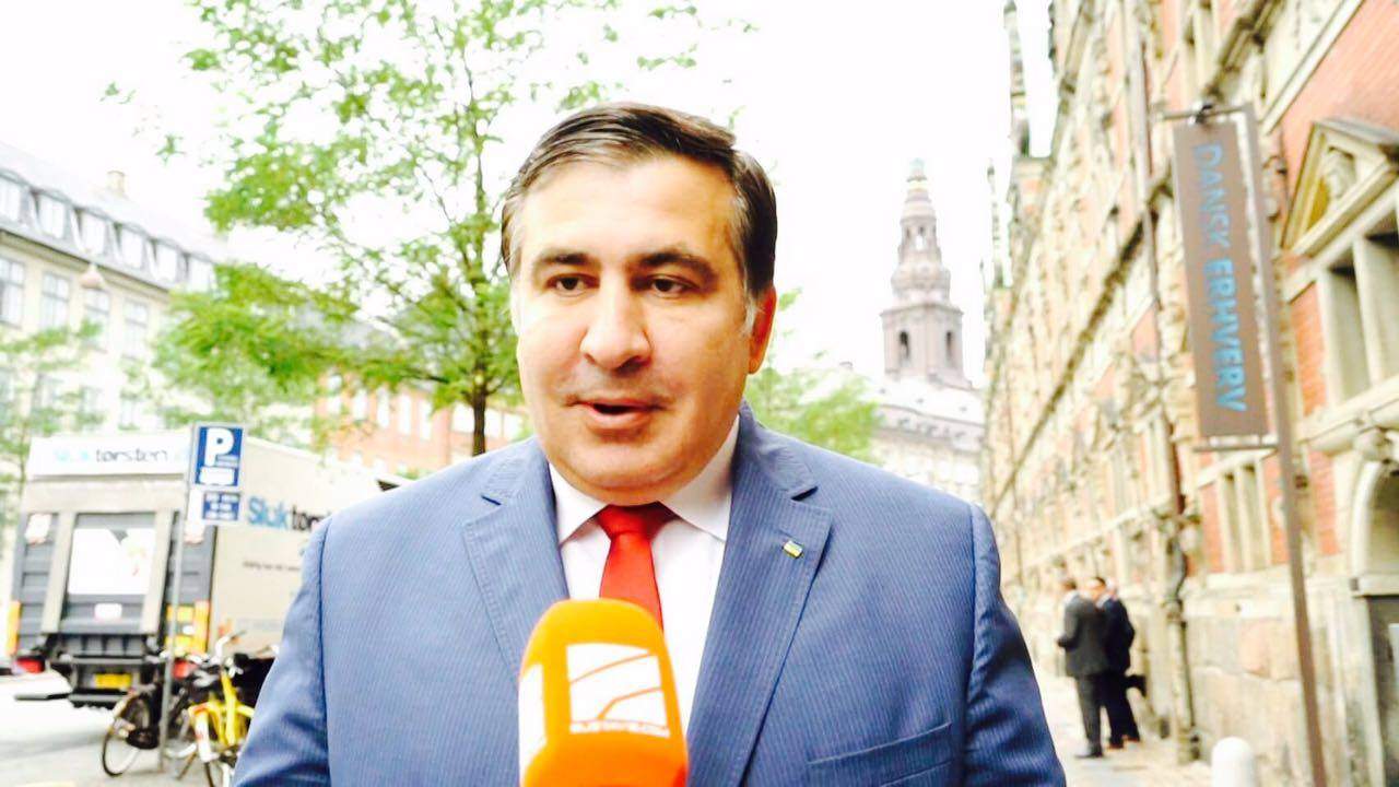 «Мы кричали -  бегите вперёд!»: в Днепре Саакашвили проехался в автобусе и «почаёвничал» с поклонницей (видео)