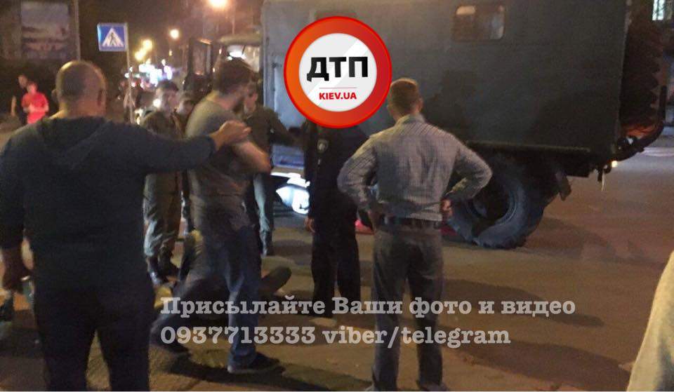 В Киеве столкнулись авто военных и мопед (Фото) 