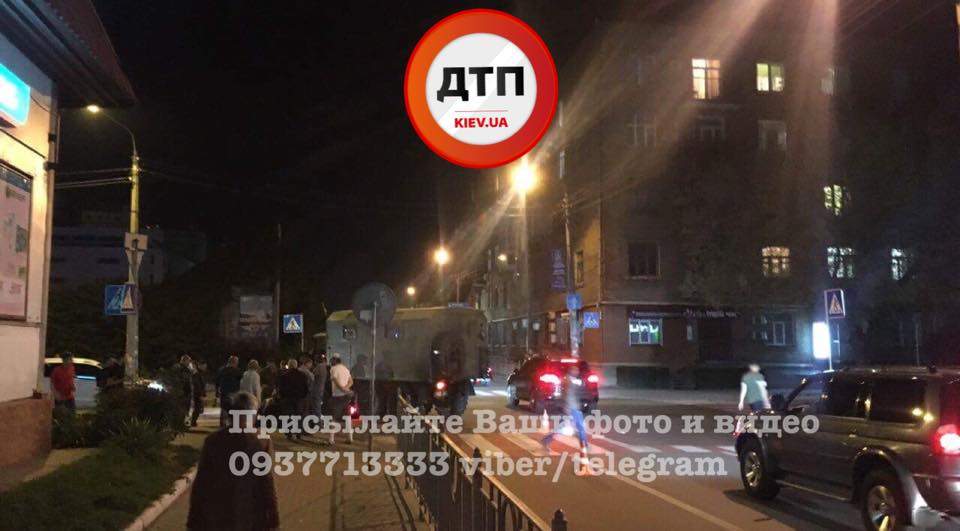 В Киеве столкнулись авто военных и мопед (Фото) 