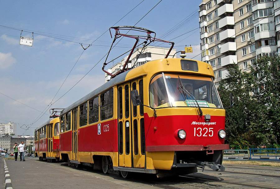 В Харькове невнимательная женщина лишилась ноги под колесами трамвая (Видео)
