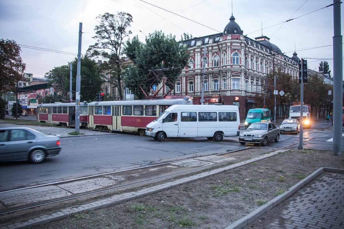 В Днепре маршрутка «поцеловалась» с трамваем (фото)