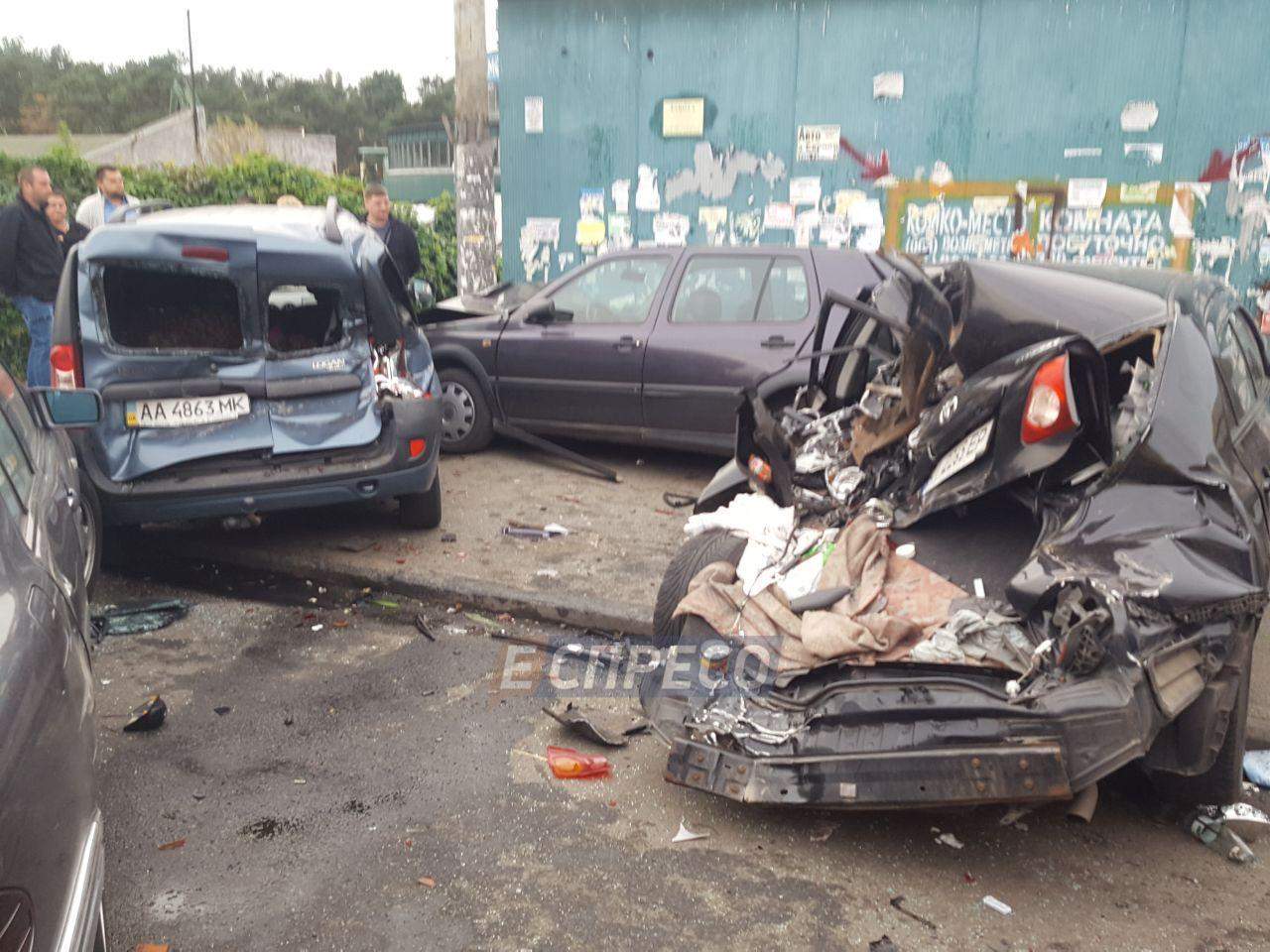 В Киеве произошло масштабное ДТП при участии 5 автомобилей: есть пострадавшие (фото)